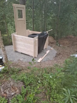 Discount Ekolet Kompostoiva puucee Onni kompostikäymälällä
