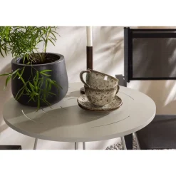 Online Venture Home Parvekeryhmä , ø60cm beige Bacong-pöytä + 2 mustaa, pinottavaa Copacabana-tuolia