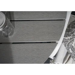 Outlet Venture Home Parvekeryhmä , ø90cm harmaa-valkoinen Parma-pöytä + 2 valkoista, pinottavaa Santorini-tuolia